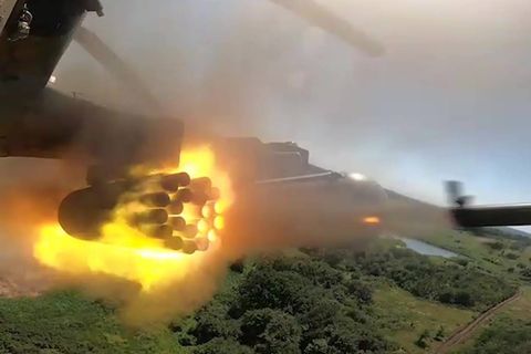 Raketenabschuss von einem Hubschrauber