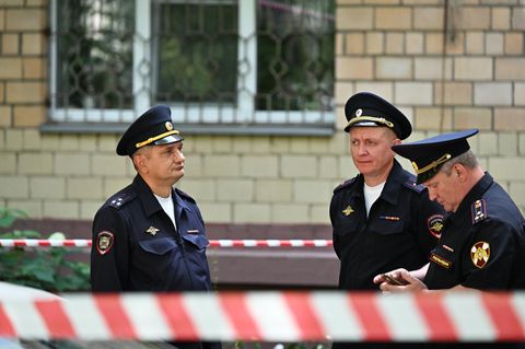 Polizisten stehen in Moskau zwischen Absperrbändern
