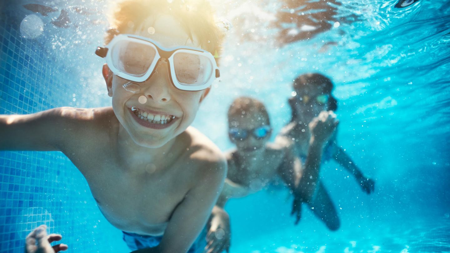 Heiße Sommertage: Bademeister gibt Tipps: So gelingt ein sicherer Besuch im Freibad