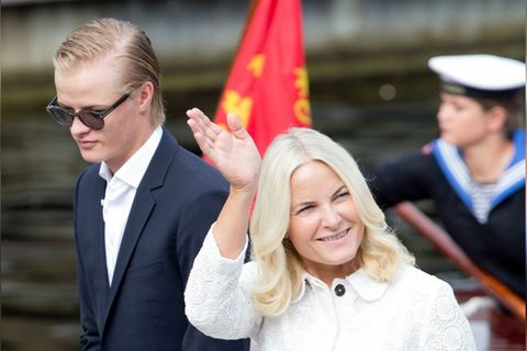 Marius Borg Høiby mit seiner Mutter Kronprinzessin Mette-Marit.