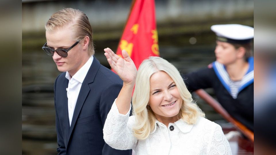 Marius Borg Høiby mit seiner Mutter Kronprinzessin Mette-Marit.