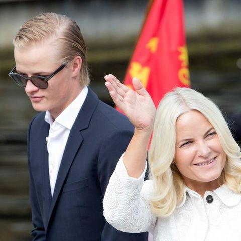 Marius Borg Høiby mit seiner Mutter Kronprinzessin Mette-Marit.