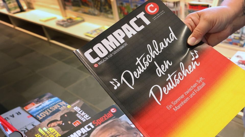 Eine Ausgabe des Compact-Magazins im Kiosk.