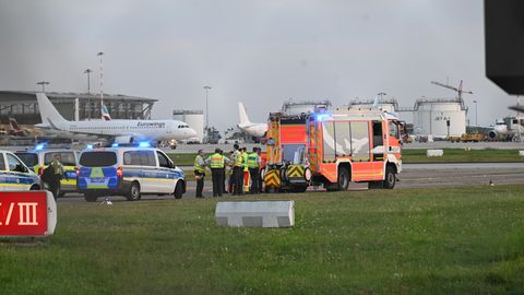 Polizei und Feuerwehr sind wegen einer Protestaktion der Letzten Generation am Flughafen Stuttgart