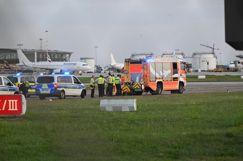 Polizei und Feuerwehr sind wegen einer Protestaktion der Letzten Generation am Flughafen Stuttgart