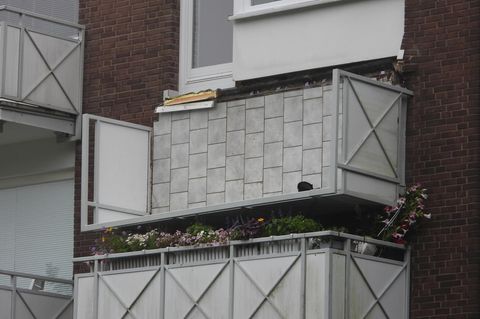 Ein Balkon ist am Wohnhaus in Hamburg-Langenhorn abgekippt, sodass die Bodenplatte an der Hauswand anliegt