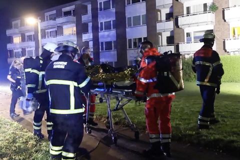Nach einem Umzug in Hamburg entspannen die Beteiligten auf dem Balkon. Wenig später stürzen sechs Menschen in die Tiefe. Danach begeben sich die Rettungskräfte selbst in Gefahr.