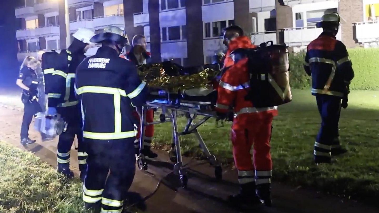 Sechs Verletzte: Balkon-Unfall: Einsatzkräfte über Risiko-Rettung in Hamburg