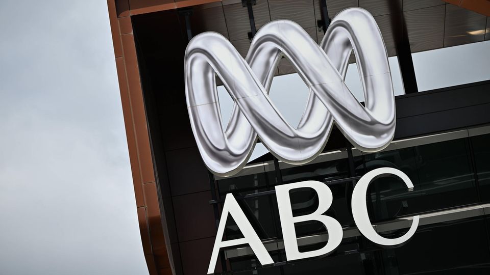 Nate Byrne moderiert das Wetter beim australischen Fernsehsender ABC