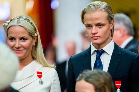 Der älteste Sohn der norwegischen Prinzessin Mette-Marit (50) steht im Fokus polizeilicher Ermittlungen. Es geht um Vorwürfe der Körperverletzung und Sachbeschädigung.