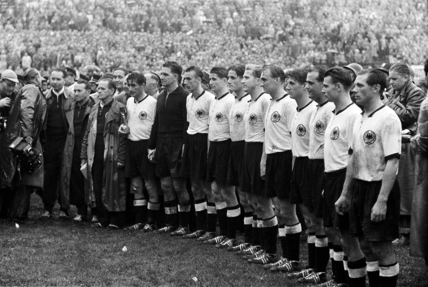 Weltmeister: Die deutsche Fußballnationalmannschaft nach dem Wunder von Bern 1954