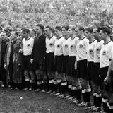 Weltmeister: Die deutsche Fußballnationalmannschaft nach dem Wunder von Bern 1954