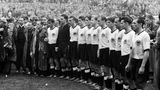 Weltmeister: Die deutsche Fußballnationalmannschaft nach dem Wunder von Bern 1954