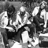 Franz Beckenbauer und Uli Hoeneß probieren 1954 neue Fußballschuhe von Adi Dassler aus