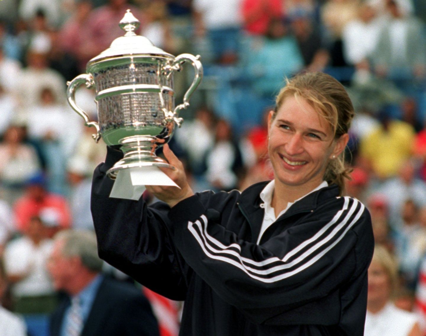 Steffi Graf hält 1995 bei den US Open glücklich den Pokal hoch