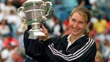 Steffi Graf hält 1995 bei den US Open glücklich den Pokal hoch