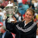 Steffi Graf hält 1995 bei den US Open glücklich den Pokal hoch