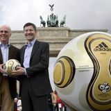 Das Sommermärchen kann losgehen: Pünktlich zur Fußball-WM 2006 in Deutschland präsentieren Organisationschef Franz Beckenbauer und Adidas-Chef Herbert Hainer den Ball für das Turnier. Der löst ein wenig Spott aus, weil das Muster an eine Damenbinde erinnert. Das hält die Italiener aber nicht davon ab, damit Weltmeister zu werden. Die Gastgeber landen auf Platz drei. Adidas rüstet seit 1970 jede Fußball-WM mit dem offiziellen Spielball aus.