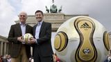 Das Sommermärchen kann losgehen: Pünktlich zur Fußball-WM 2006 in Deutschland präsentieren Organisationschef Franz Beckenbauer und Adidas-Chef Herbert Hainer den Ball für das Turnier. Der löst ein wenig Spott aus, weil das Muster an eine Damenbinde erinnert. Das hält die Italiener aber nicht davon ab, damit Weltmeister zu werden. Die Gastgeber landen auf Platz drei. Adidas rüstet seit 1970 jede Fußball-WM mit dem offiziellen Spielball aus.