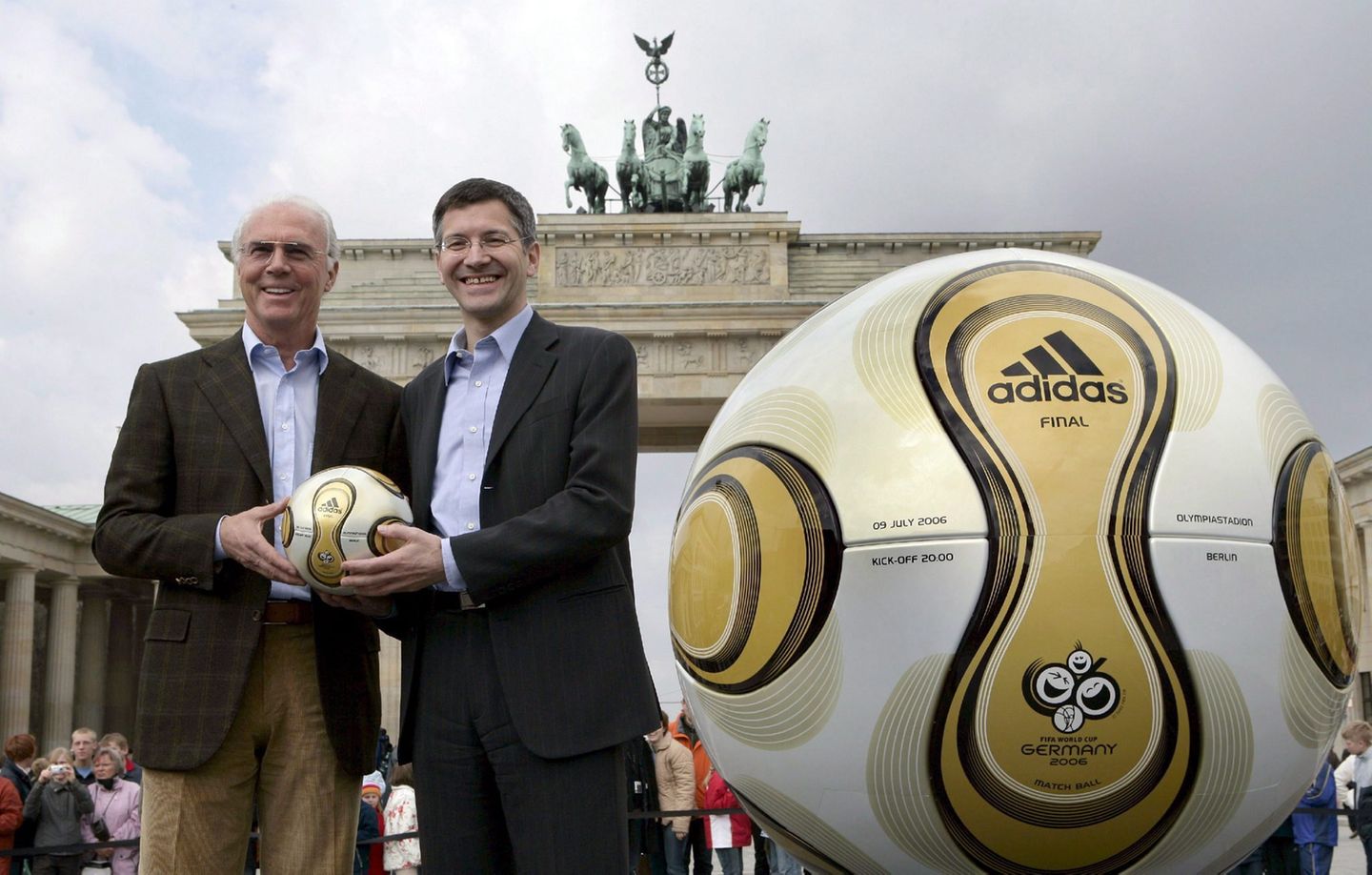 Das Sommermärchen kann losgehen: Pünktlich zur Fußball-WM 2006 in Deutschland präsentieren Organisationschef Franz Beckenbauer und Adidas-Chef Herbert Hainer den Ball für das Turnier. Der löst ein wenig Spott aus, weil das Muster an eine Damenbinde erinnert. Das hält die Italiener aber nicht davon ab, damit Weltmeister zu werden. Die Gastgeber landen auf Platz drei. Adidas rüstet seit 1970 jede Fußball-WM mit dem offiziellen Spielball aus.