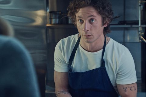 Jeremy Allen White steht in "The Bear" auf Disney Plus wütend im Raum und schaut neben die Kamera, er trägt eine Schürze