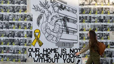 Eine mit Fotos von Geiseln bedeckte Wand in Israel