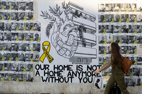 Eine mit Fotos von Geiseln bedeckte Wand in Israel