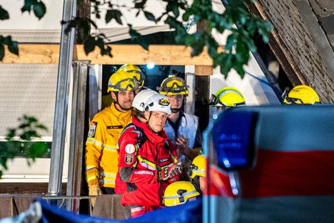 Rheinland-Pfalz, Kröv: Einsatzkräfte bergen eine Person.