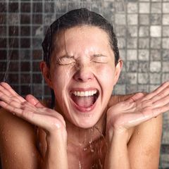 Frau nimmt kalte Dusche