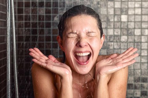 Frau nimmt kalte Dusche