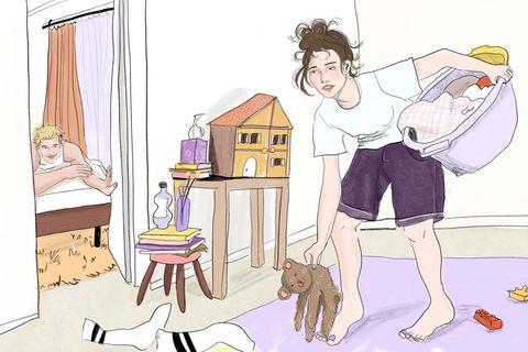 Illustration: Eine Frau räumt Spiesachen vom Boden auf während ihr Partner aus dem Schlafzimmer zusieht