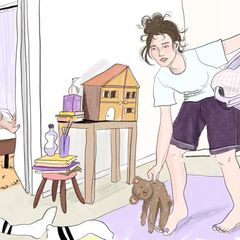 Illustration: Eine Frau räumt Spiesachen vom Boden auf während ihr Partner aus dem Schlafzimmer zusieht
