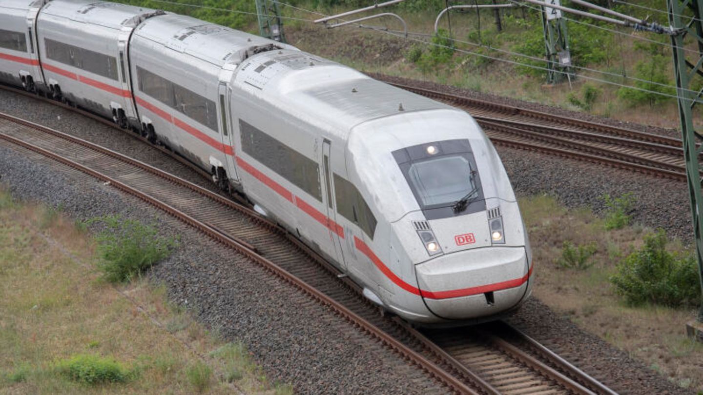 Ein ICE 4 der Deutschen Bahn fährt in Richtung Berliner Ostbahnhof