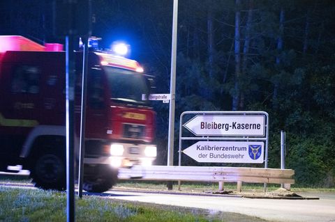 Durch Mechernich fährt ein Feuerwehrauto mit Blaulicht