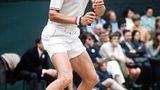 Der weiße Sport: Anfang der 70er-Jahre gewinnt der Amerikaner Stan Smith das Turnier von Wimbledon – in Schuhen aus Herzogenaurach. Adidas wollte den US-Markt erobern und hatte ihn gefragt, ob er nicht für ihre Schuhe werben wolle. Sein Name und sein Gesicht wurden bald auf die Lasche der weißen Sneaker gedruckt. Als 2014 eine Neuauflage davon herauskommt, tragen plötzlich alle den "Adidas Stan Smith". Wer ihm seinen Namen gegeben hat, das erinnern nur noch Tennisexperten. Dafür wird Smith öfters von jüngeren Leuten angesprochen: "Lustig, Sie heißen wie dieser Turnschuh!"