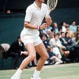 Der weiße Sport: Anfang der 70er-Jahre gewinnt der Amerikaner Stan Smith das Turnier von Wimbledon – in Schuhen aus Herzogenaurach. Adidas wollte den US-Markt erobern und hatte ihn gefragt, ob er nicht für ihre Schuhe werben wolle. Sein Name und sein Gesicht wurden bald auf die Lasche der weißen Sneaker gedruckt. Als 2014 eine Neuauflage davon herauskommt, tragen plötzlich alle den "Adidas Stan Smith". Wer ihm seinen Namen gegeben hat, das erinnern nur noch Tennisexperten. Dafür wird Smith öfters von jüngeren Leuten angesprochen: "Lustig, Sie heißen wie dieser Turnschuh!"