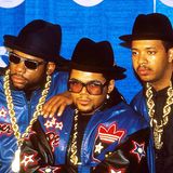 Die Hip-Hop-Band Run-DM in Jacken von Adidas