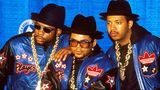 Die Hip-Hop-Band Run-DM in Jacken von Adidas
