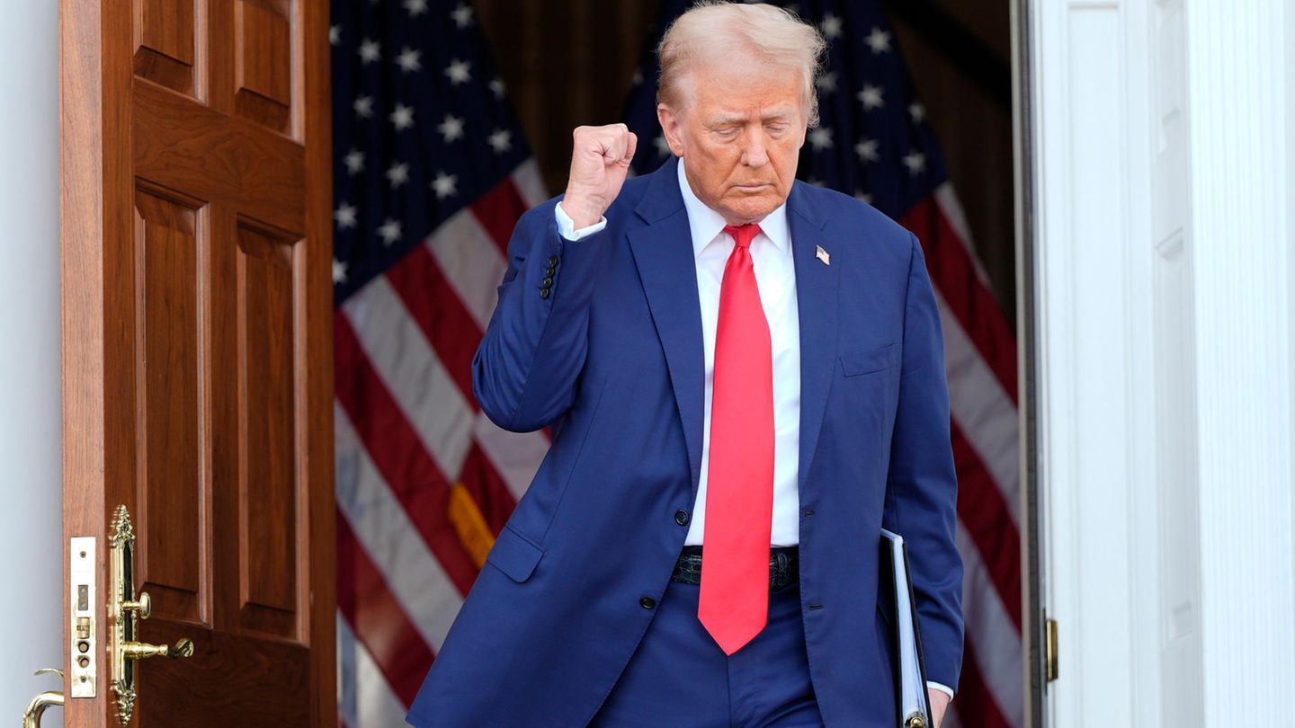 Trump reckt Faust Trump reckt Faust