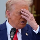 Trump fasst sich an den Kopf