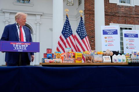 Donald Trump guckt auf Lebensmittel