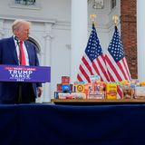 Donald Trump guckt auf Lebensmittel