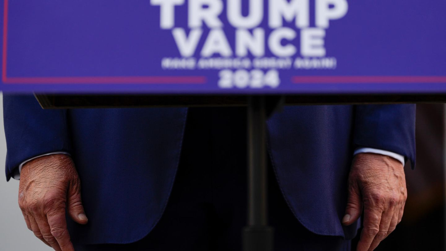 Trumps Hände hinter dem Pult Trumps Hände hinter dem Pult