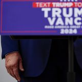 Trumps Hände hinter dem Pult