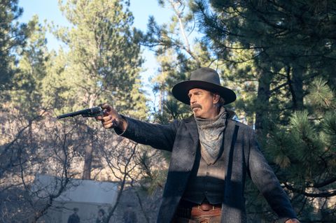 Kevin Costner zielt mit einer Waffe in "Horizon"