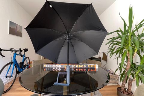 Der Cupbrella liegt auf einem Glastisch