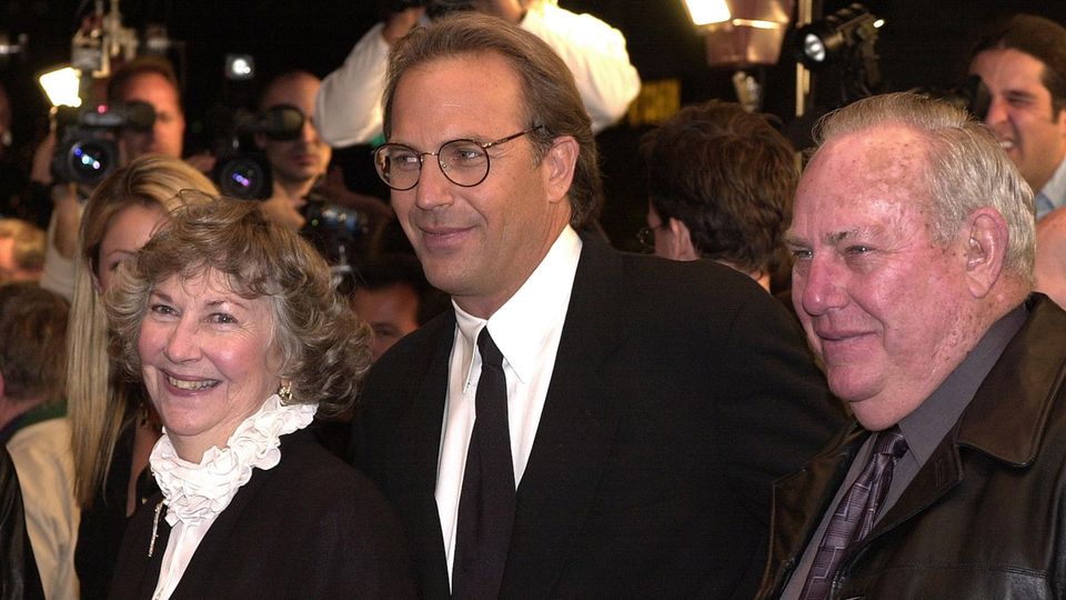 Kevin Costner and his Eltern at a premiere