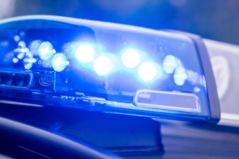 Auf einem Auto der Polizei Bayern blinkt ein Blaulicht auf