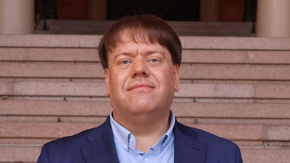 Der norwegische Historiker Trond Norén Isaksen im blauen Anzug