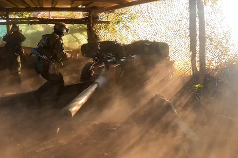 In der Region Kursk wird verbissen gekämpft. Russische Soldaten mit einer Rapier-Kanone.